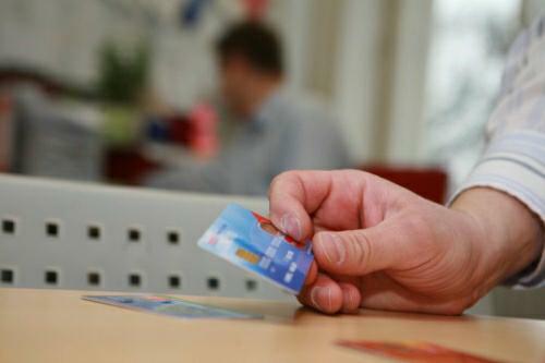 Kreditní karta dokáže ušetřit nemalou částku peněz. Stačí si jen vybrat tu správnou.