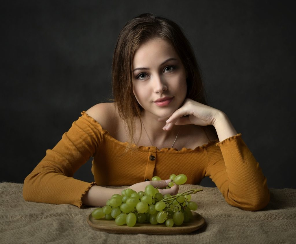 Girl Grapes Beauty Eating Fruit  - JerzyGorecki / Pixabay
