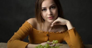 Girl Grapes Beauty Eating Fruit  - JerzyGorecki / Pixabay