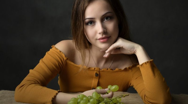 Girl Grapes Beauty Eating Fruit  - JerzyGorecki / Pixabay