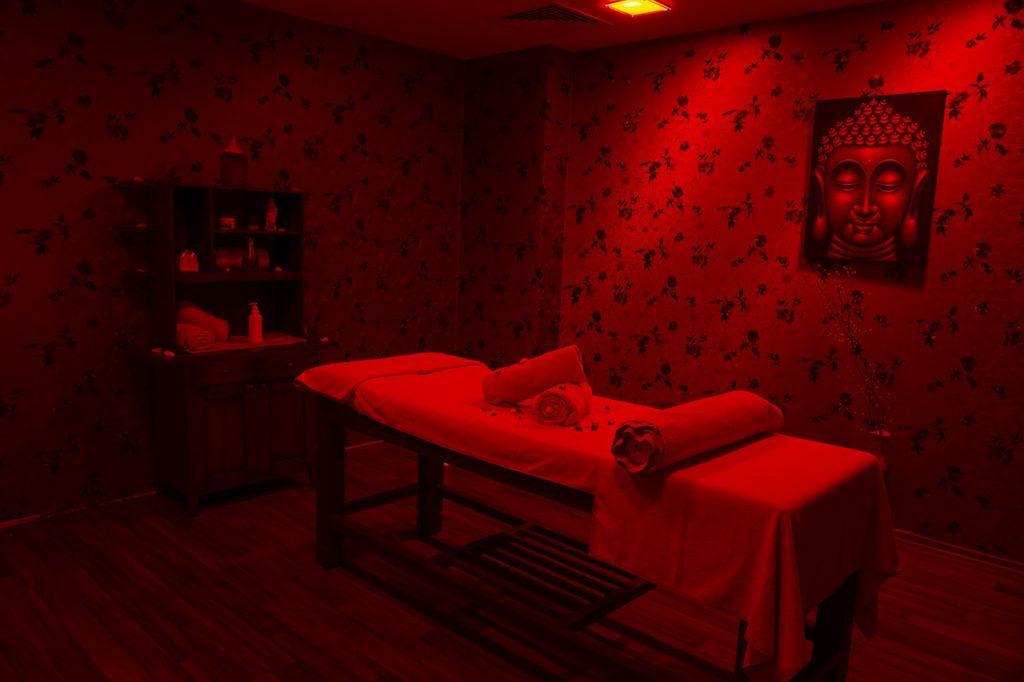 Massage Room Red Bed Romantic  - Engin_Akyurt / Pixabay
