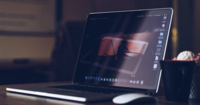 Laptop Desk Workplace Computer  - umeridrisi / Pixabay