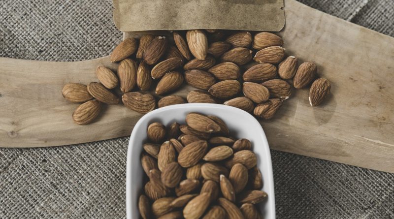 Almond Nuts Snack Food Nutrition  - Engin_Akyurt / Pixabay