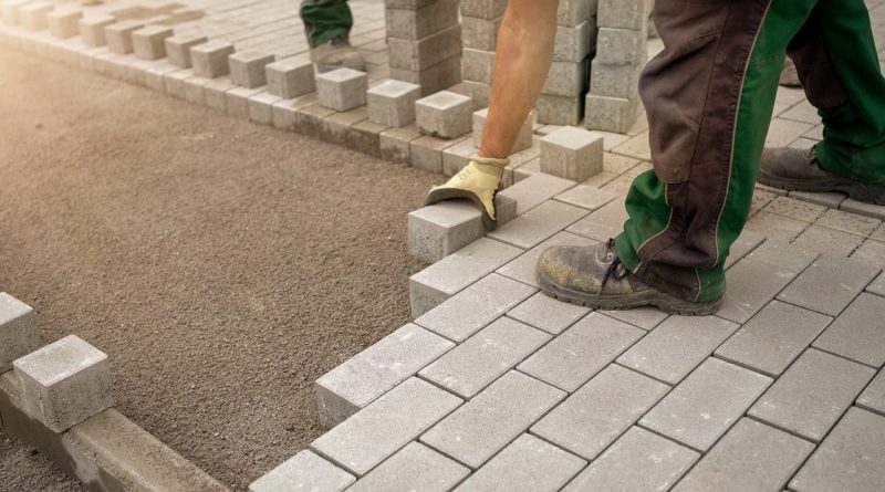 Construction Worker Bricks  - RobbieWi / Pixabay