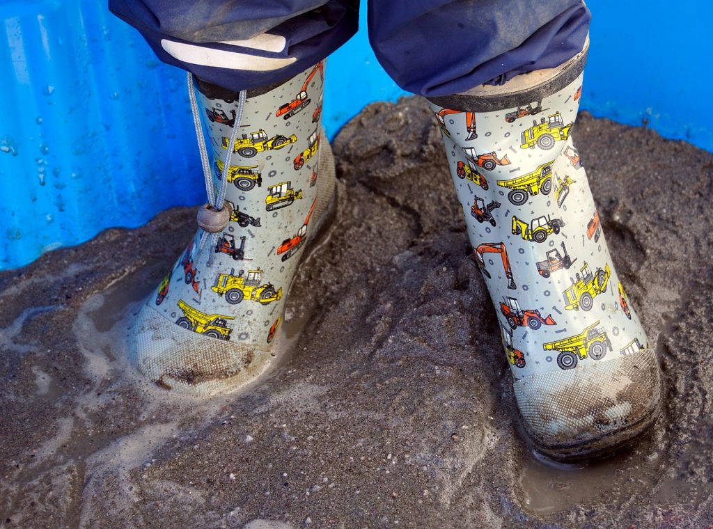 Rubber Boots Mud Feet Child  - matthiasboeckel / Pixabay