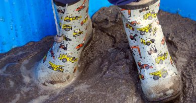 Rubber Boots Mud Feet Child  - matthiasboeckel / Pixabay
