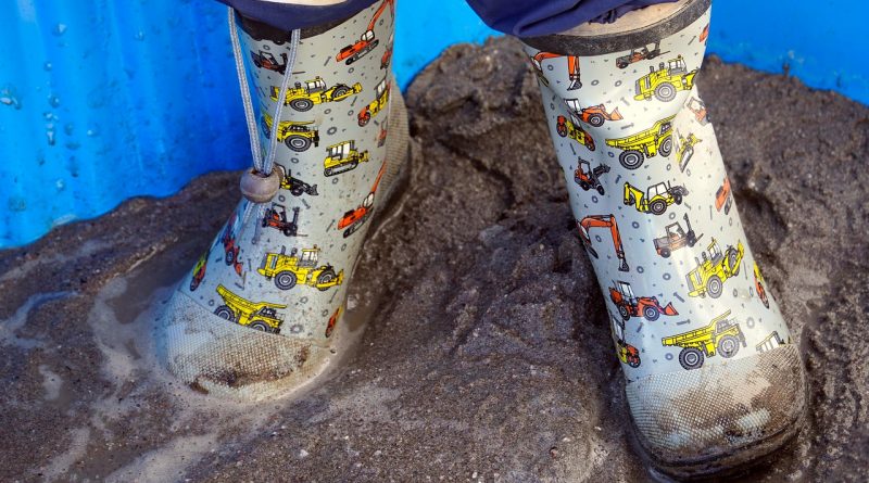 Rubber Boots Mud Feet Child  - matthiasboeckel / Pixabay