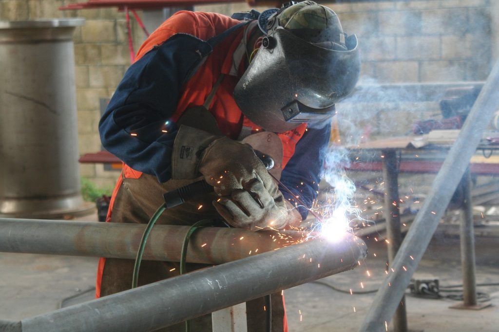 Welder Industrial Welding Working  - saldahnae / Pixabay