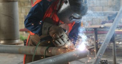 Welder Industrial Welding Working  - saldahnae / Pixabay