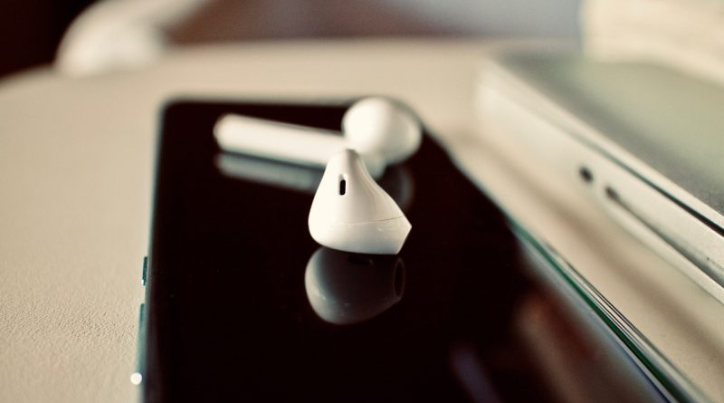 Earbuds Smartphone Sound Music  - sweetlouise / Pixabay