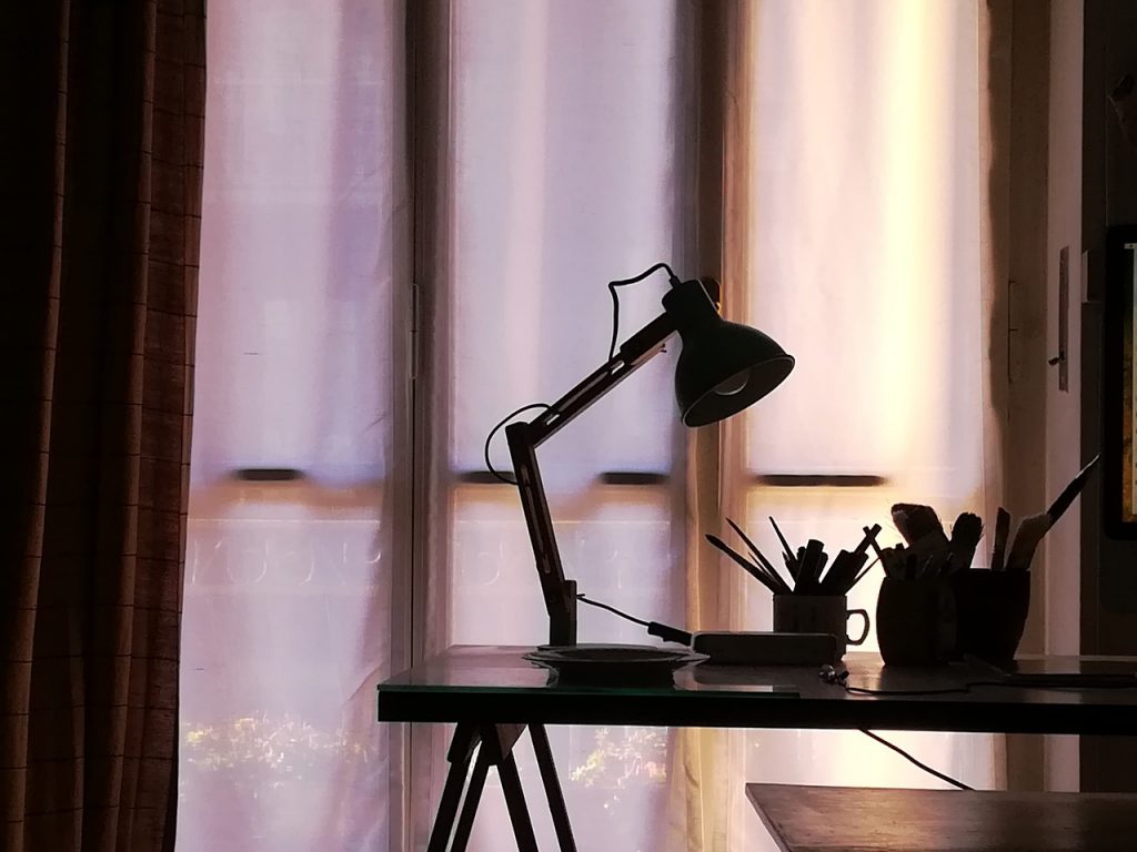 Writing Desk Tents Lamp Backlight - Massariello / Pixabay