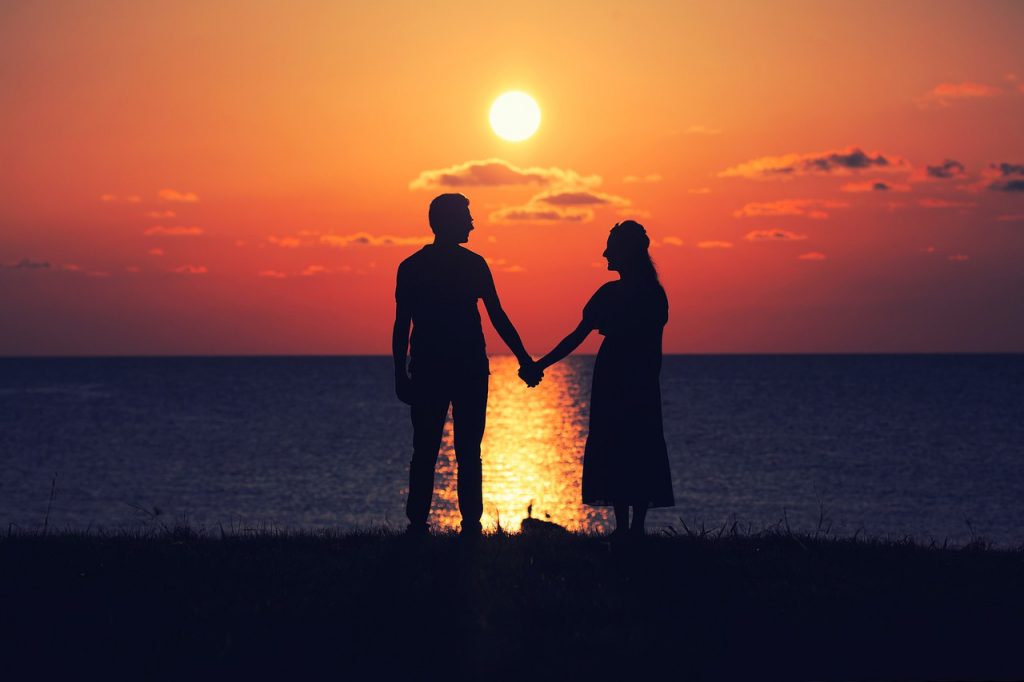Sunset Coupe Beach Holding Hands  - Rajbongshi / Pixabay