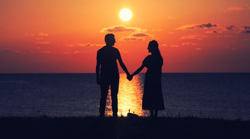 Sunset Coupe Beach Holding Hands  - Rajbongshi / Pixabay