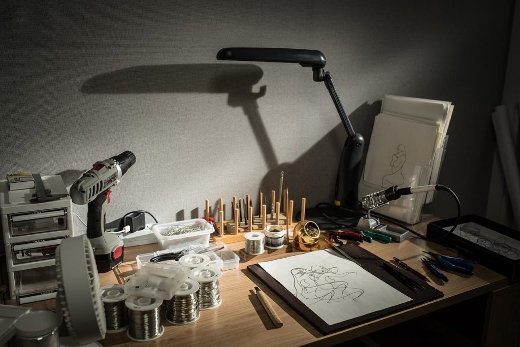 Wire Sculpture Workshop Craft Desk  - lshoon2211 / Pixabay